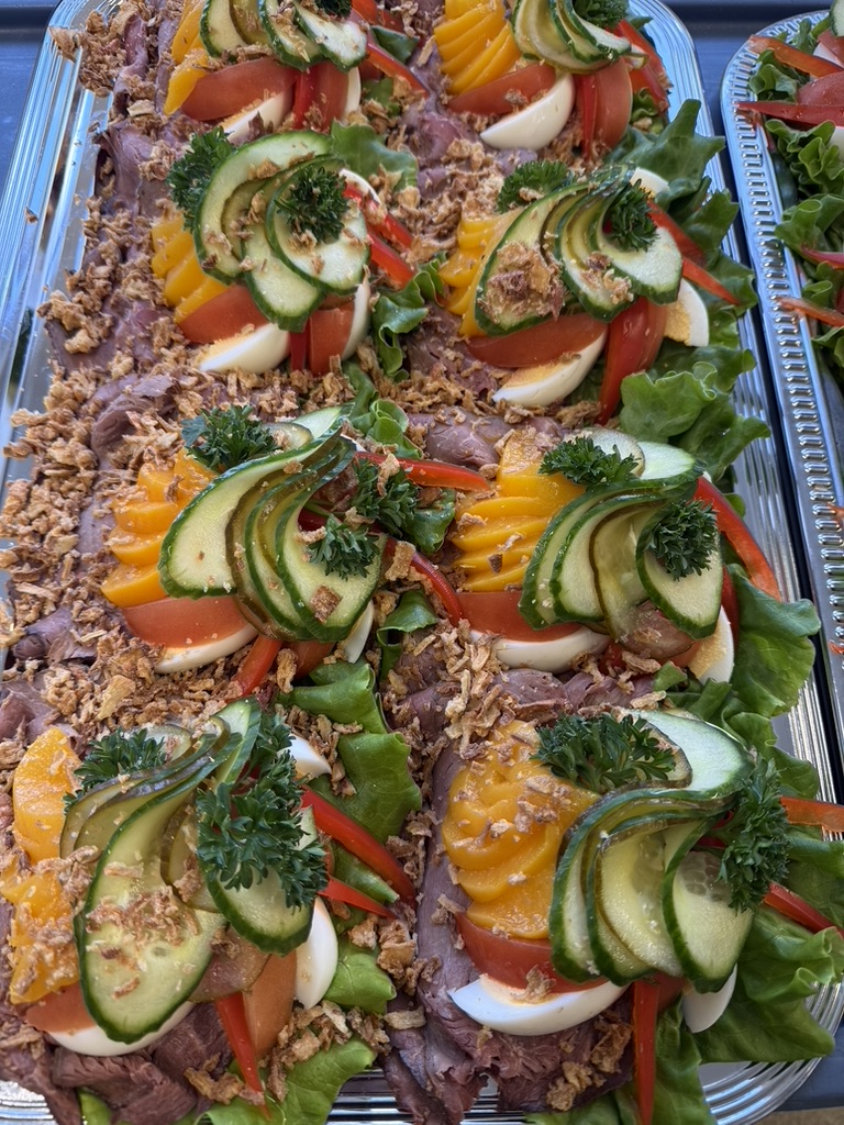 Roastbeef-smurbrauð á veislubakka.